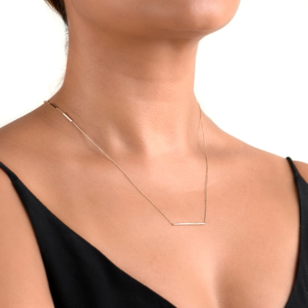 minimalist fine jewellery. edge necklace in 14k gold with fine chain