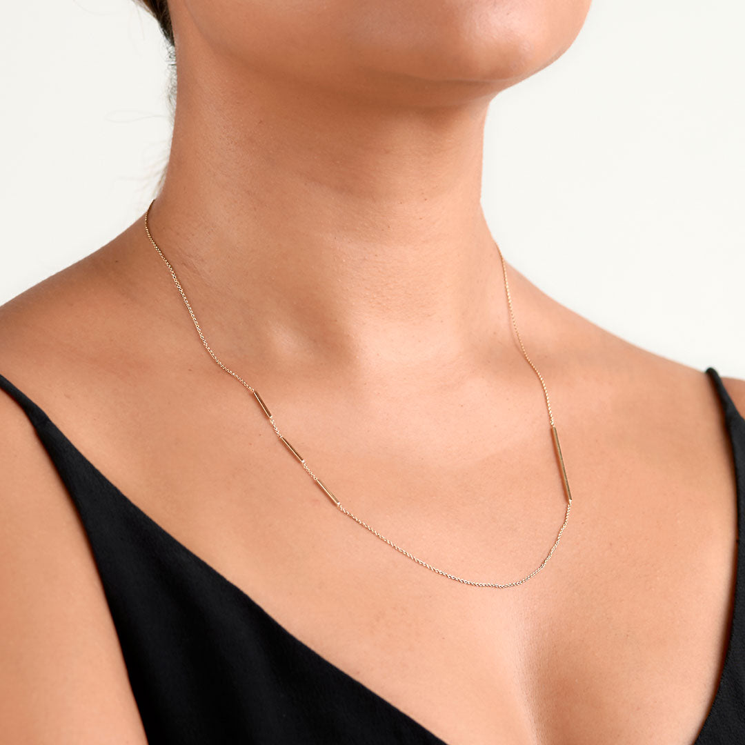 minimalist fine jewellery. edge necklace in 14k gold with fine chain