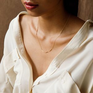 minimalist fine jewellery. edge necklace in 14k gold with fine chain